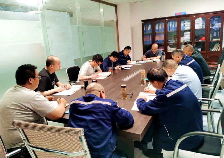 煤矿“夜课堂”：值班间隙一小时，，，，人人都是清静讲师！